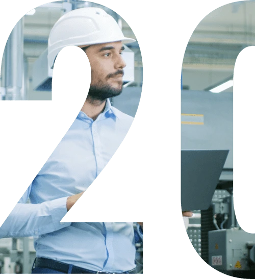 Mitarbeiter mit Helm im Industriebereich – Seit 20 Jahren zuverlässiger Partner für Facility Management in Stuttgart.